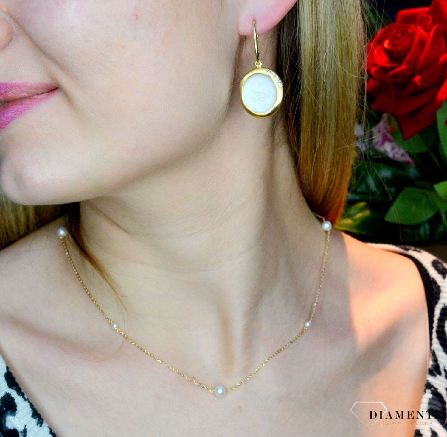 Srebrne kolczyki wiszące pozłacane z masą perłową OR AQ H4180227WH. Srebrne kolczyki okrągłe z masą perłową pozłoceniu. Kolczyki wykonane z srebra próby 925 w pozłoceniu żółtego złota. Biżuteria z masą perłową to jeden z.jpg